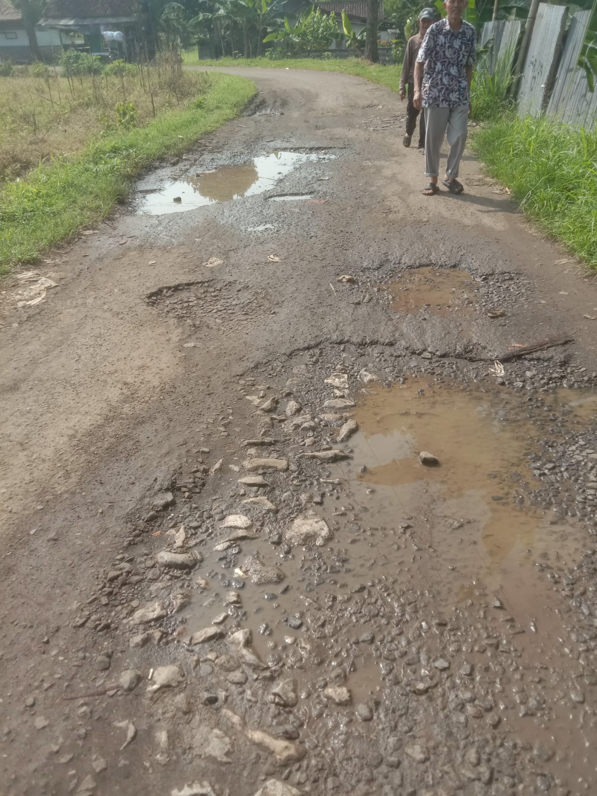 Warga Keluhkan Jalan Rusak di Babakan Cikareo, Pengendara Motor Terjatuh Akibat Banyak Kerikil