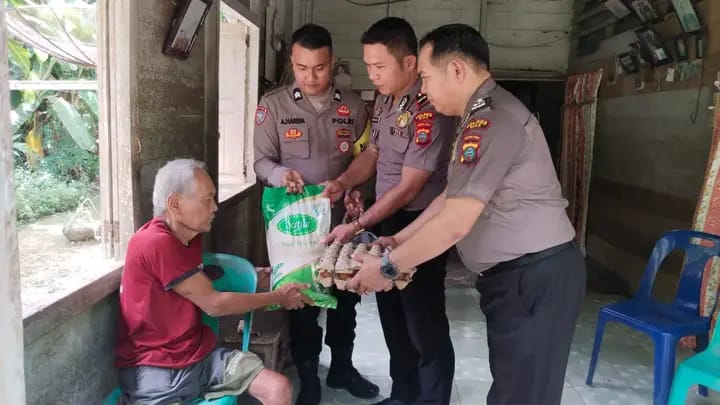 Berbagi Itu Indah Kapolsek Gunungsitoli Aloo'a Berbagi Tali Asih Kepada Keluarga Kurang Mampu
