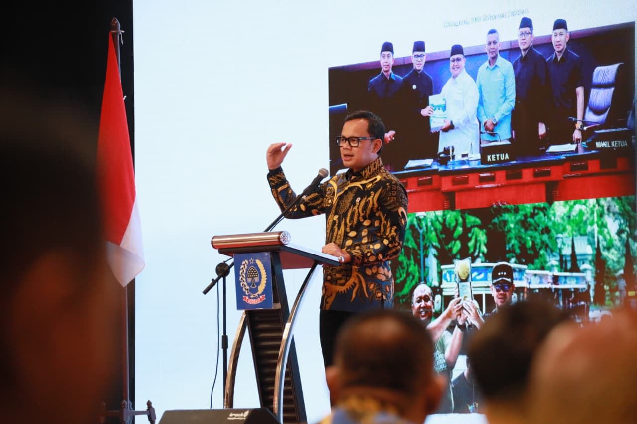Jumat, 12 Juni 2026 Wamendagri Bima: Sekretariat DPRD Berperan Jaga Harmoni Pemerintahan Daerah