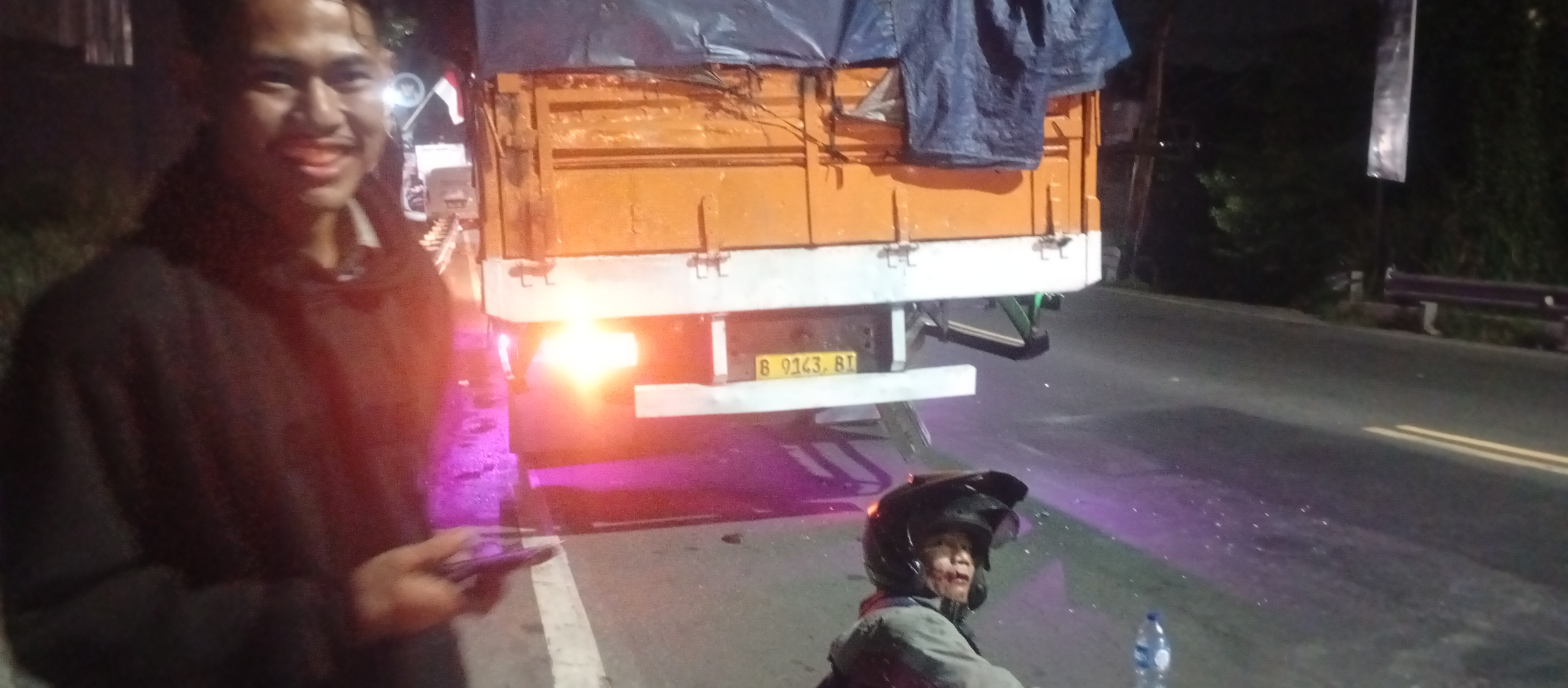LAKALANTAS DI JALAN RAYA BOGOR–SUKABUMI, DIDUGA AKIBAT TRUK PARKIR SEMBARANGAN