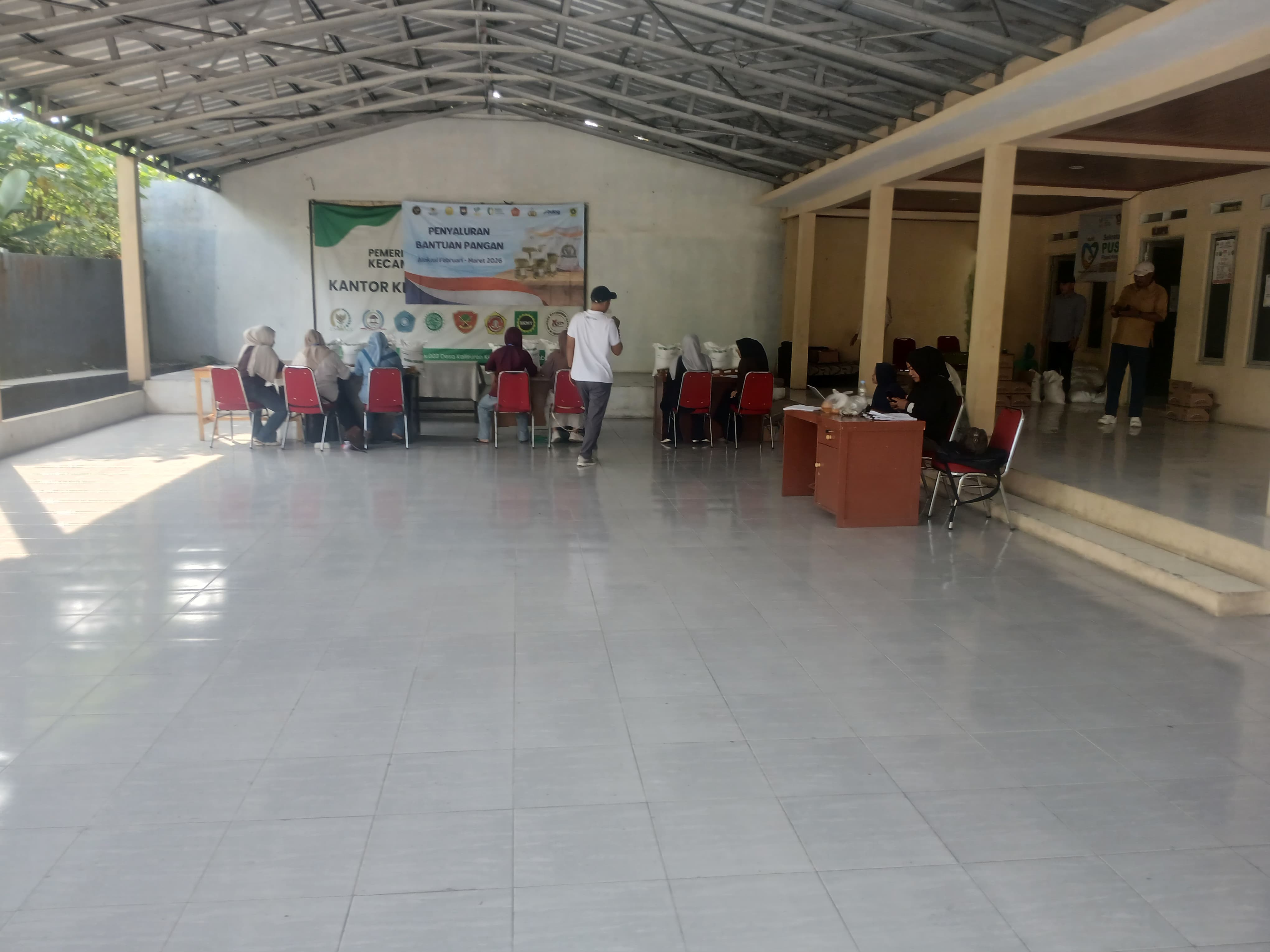 Bantuan Beras BNPT / non tunai bantuan beras / bnpt kembali di salurkan oleh pemerintah desa kalisuren kecamatan tajurhalang kabupaten bogor