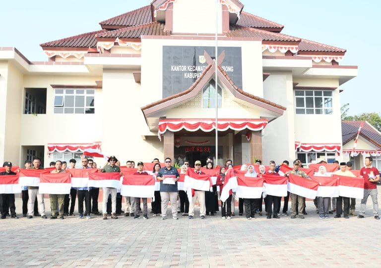 CAMAT CIGOMBONG BERSAMA DPMD KABUPATEN BOGOR LAKSANAKAN PEMBAGIAN BENDERA MERAH PUTIH