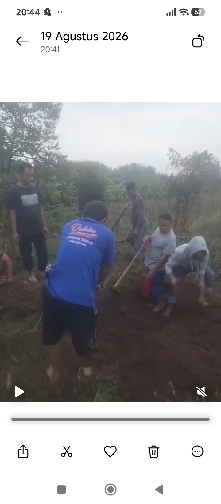 Kades Sukatani Turun Langsung ke Pemakaman, Wujud Kepedulian kepada Warga