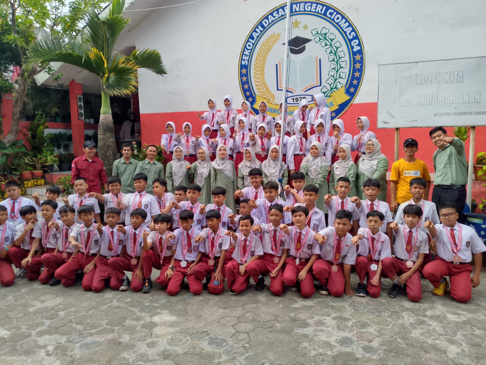 1.SDN 04 Ciomas Lepas Siswa Kelas 6 Secara Sederhana & Bermakna 2. Momen Perpisahan: SDN 04 Ciomas Doakan Kesuksesan Lulusan 3. Pelepasan Kelas 6 SDN 04 Ciomas: Sederhana dan Penuh Haru