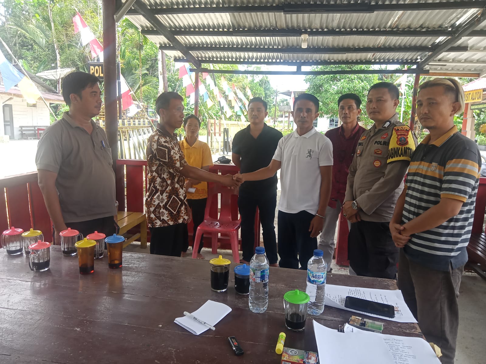 Polsek Gunungsitoli Aloo'a Bersama Pemerintah Desa Fadoroyou Melakukan Mediasi Perdamaian di Ruang Polsek Gunungsitoli Aloo'a