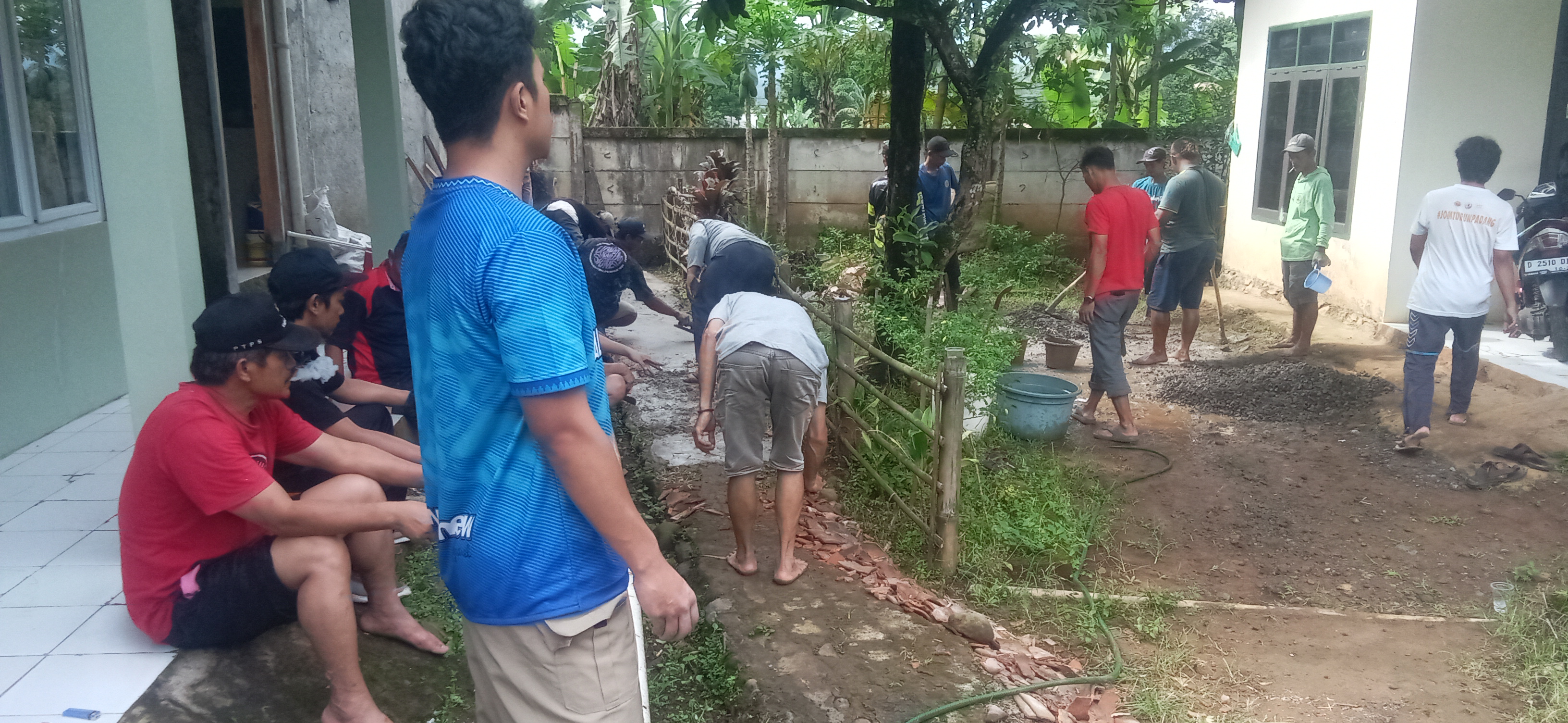 Budaya Gotong Royong Tetap Hidup, Warga Kampung Raweuy Bangun Jalan Secara Mandiri