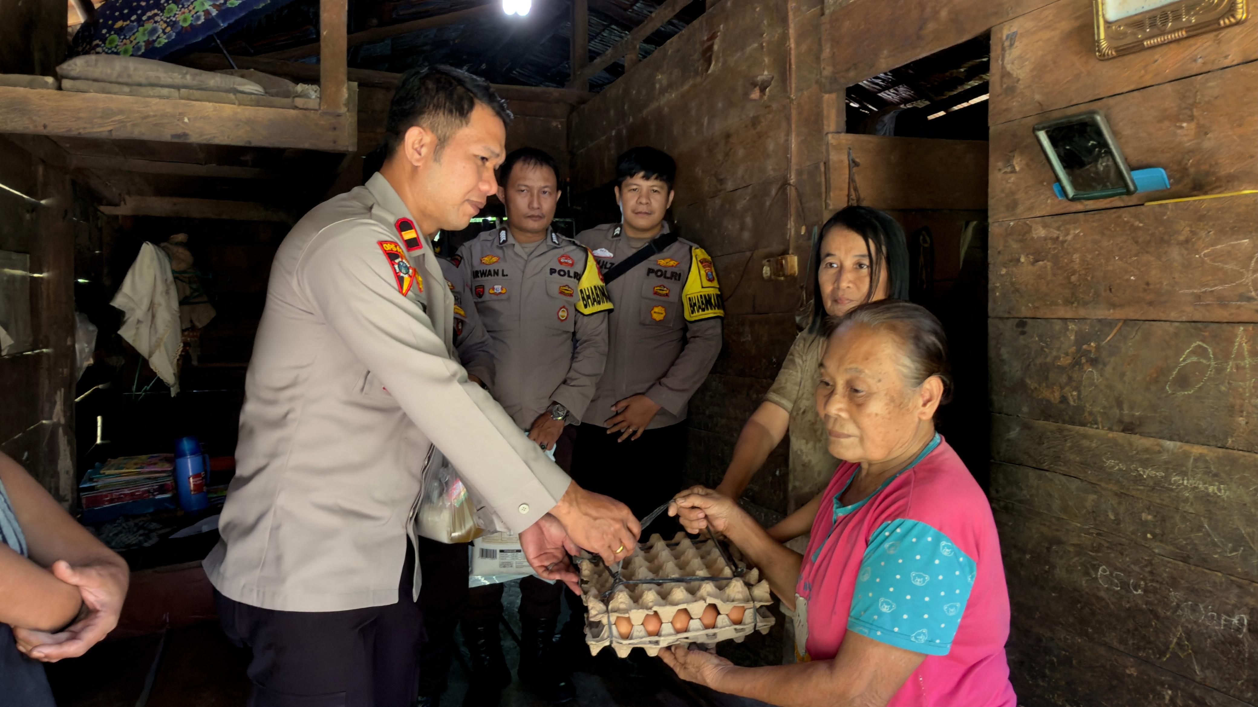 Kepedulian Tanpa Jarak  Kapolsek Aloo'a Bantu Seorang Janda di Dusun  IV. Desa Nazalou Lolowua
