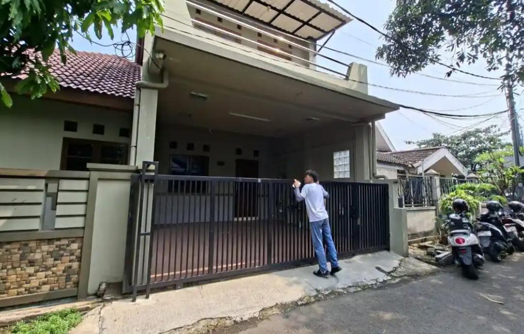 Rumah Dadan Hindayana di Taman Cimanggu Permai, Kecamatan Tanah Sareal, Kota Bogor, kosong pasca jabatan Kepala Badan Gizi Nasional (BGN) yang diembannya dicopot oleh Presiden Prabowo Subianto.