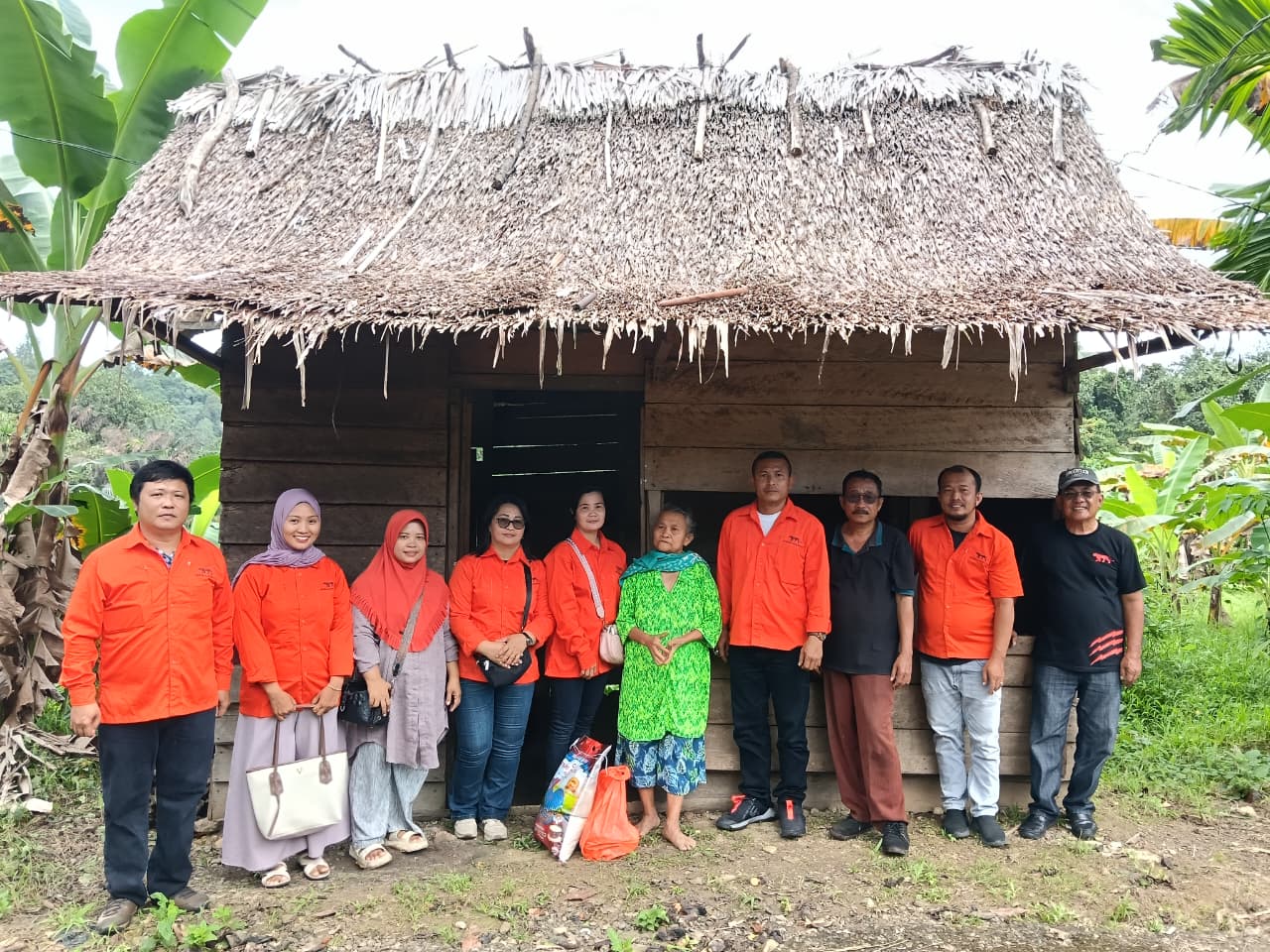 Di Tengah Derita Seorang Janda Buta, Kepedulian Bang YD Hadir Bersama Gerakan Peduli Kota Gunungsitoli